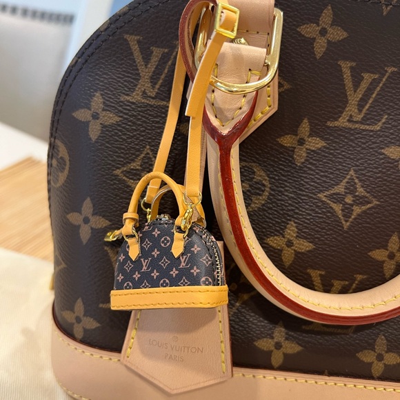 Meet your Posher, Sabrina - Picture 2 of 4